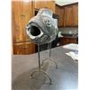 Image 2 : CERAMIC FISH DƒCOR ON STAND