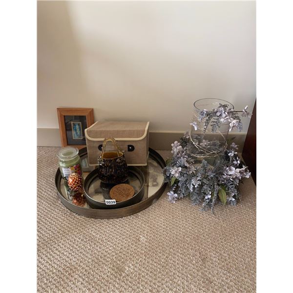 Office D‚cor with Hawaiian Picture