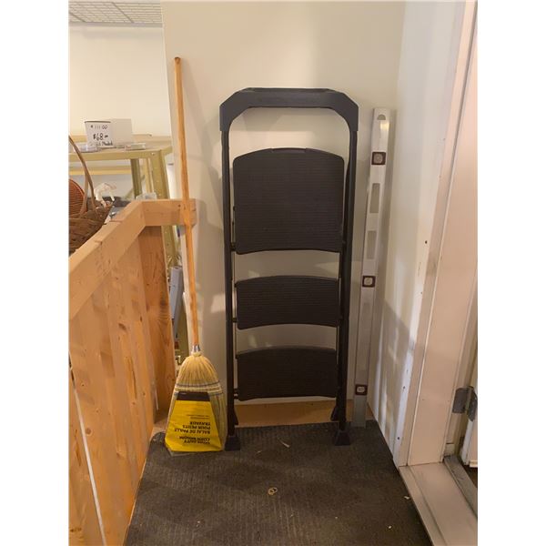 Broom  - Step Ladder - Level