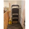 Image 1 : Broom  - Step Ladder - Level