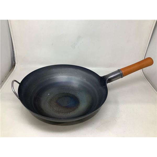 Professional steel wood handled wok, seasoned