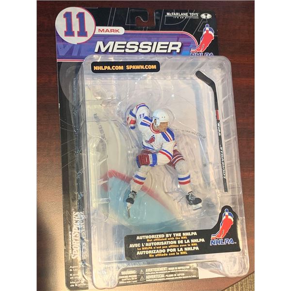 Mark Messier #11 McFarland Figurine NEW Mint Cased with ice surface mount and stick