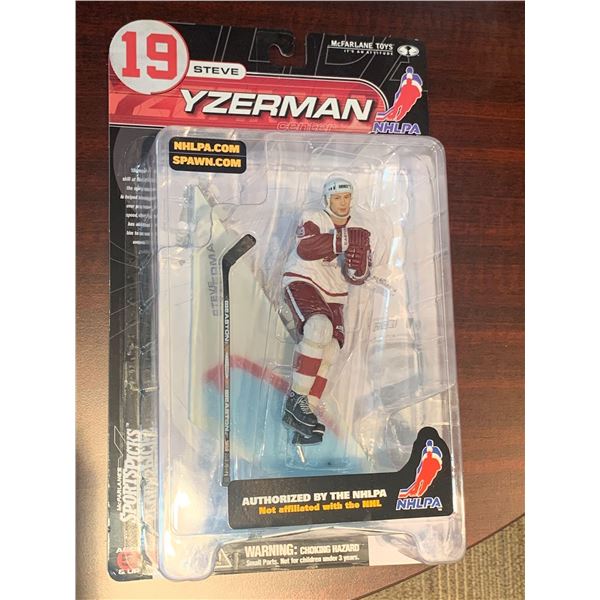 Steve Yzerman McFarland Figurine NEW Mint Cased with ice surface mount and stick