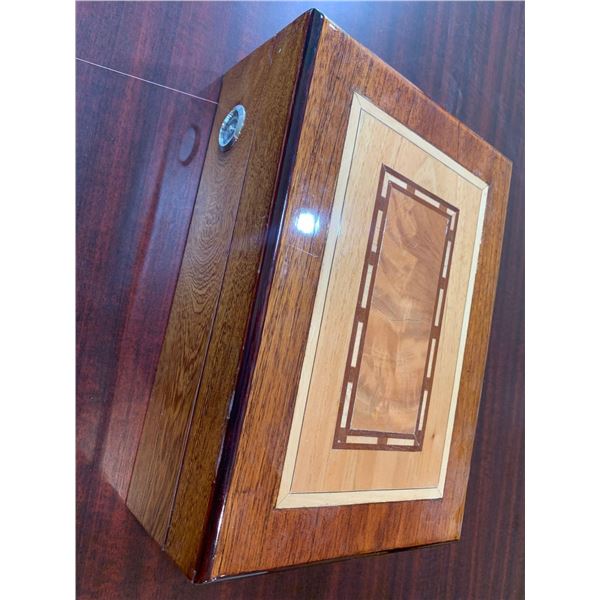 Hecho A Mano DECRAL Cedar lined cigar Humidor double layer design with Guages