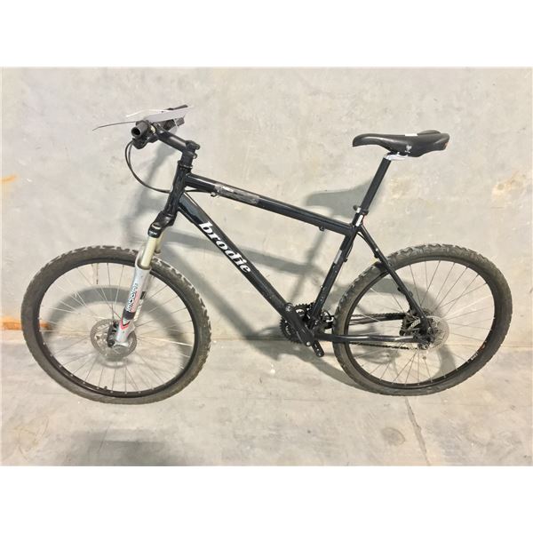 BLACK BRODIE 24 SPEED, 17" FRAME, DISC BRAKES, FRONT SUSPENSION MOUNTAIN BIKE - MISSING PEDAL