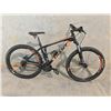 Image 2 : BLACK, ORANGE AND BLUE GIANT TALON, 24 SPEED, 16" FRAME, DISC BRAKES, FRONT SUSPENSION MOUNTAIN BIKE