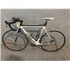 Image 1 : WHITE TREK MADONE 6.9 CARBON FIBRE, 10 SPEED RACING BIKE - MISSING PEDALS AND REAR DERAILER