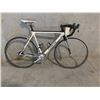 Image 2 : WHITE TREK MADONE 6.9 CARBON FIBRE, 10 SPEED RACING BIKE - MISSING PEDALS AND REAR DERAILER