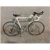 Image 2 : WHITE DIAMONDBACK 14 SPEED, 23" FRAME ROAD BIKE