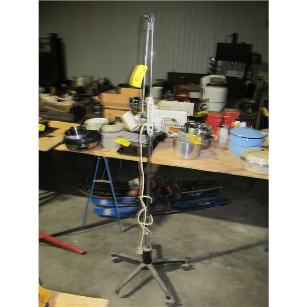 HOSPITAL LAMP ON WHEELS