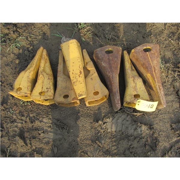 8-TRACKHOE/LOADER BUCKET TEETH