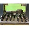 Image 2 : Stargate SG-1 (1997-2007) - 7 P90 Rifle Weapons in Prop Ammo Box