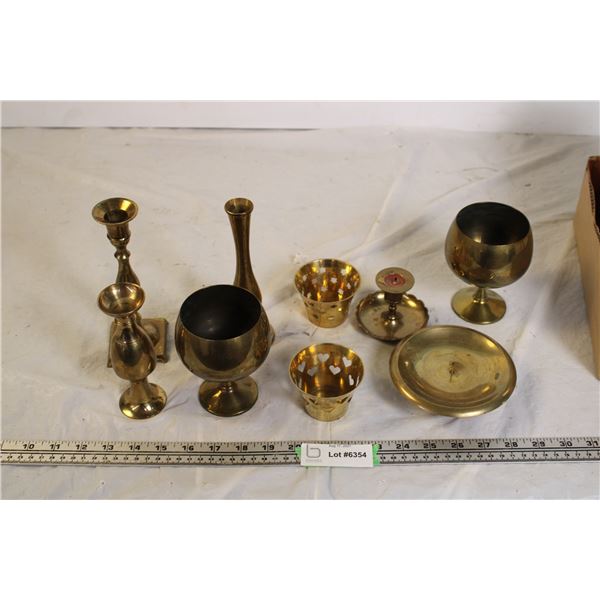 lot of decorative items (some brass)