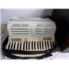 Image 2 : Vintage Accordion in velvet suitcase (Bertini Lux Pisa 620)