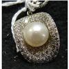 Image 2 : 18KT WHITE GOLD DIAMOND AND PEARL PENDANT