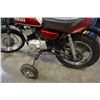 Image 2 : YAMAHA 50 ENDURO GAS MOTORCYCLE WITH TRAINING WHEELS - 3 FOOT TALL AT HANDLEBARS, 5 FOOT LONG, FRONT