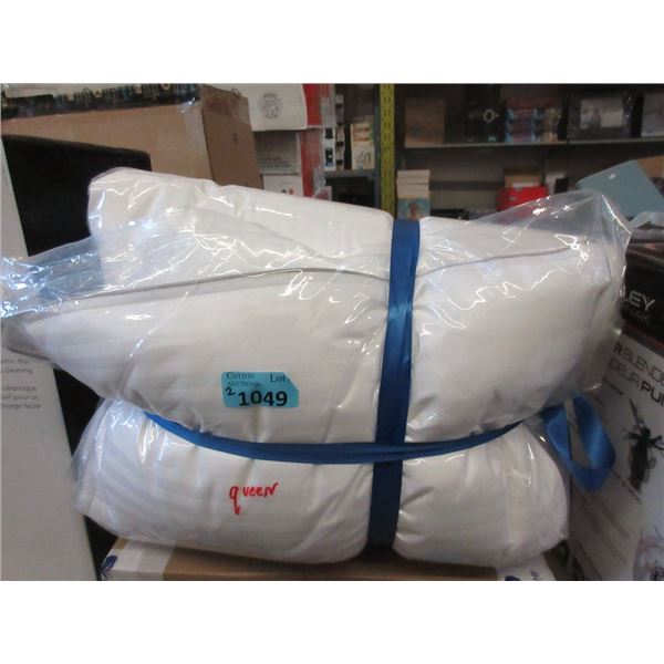 2 Packages of 2 New Plush Queen Size Pillows