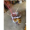 Image 1 : Laundry basket and decor