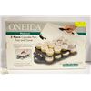 Image 1 : ONEIDA 3 PIECE CUPCAKE PAN + TRAY + COVER