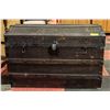 Image 1 : ANTIQUE TRUNK