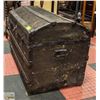 Image 2 : ANTIQUE TRUNK