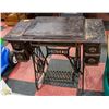 Image 1 : ANTIQUE SINGER PEDAL SEWING MACHINE *NEEDS TLC*