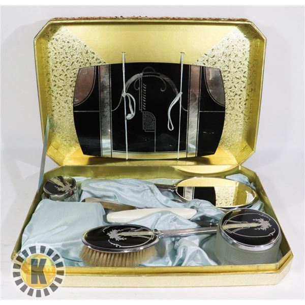 VINTAGE WOMENS GROOMING SET IN CASE