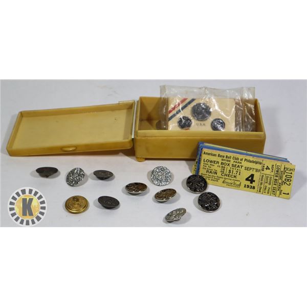 VINTAGE JEWELRY -  VINTAGE BUTTONS WITH BOX