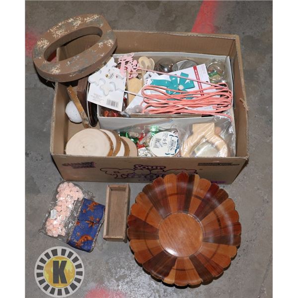BOX OF ASSORTED DECORATIONS