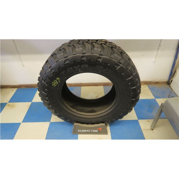 tire & stand Toyo 265-70-17