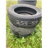 Image 2 : 2 tires (1) 255/55/R20, (1) 245/50/R20