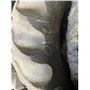 Image 1 : 1 loader tire 16.9xR24