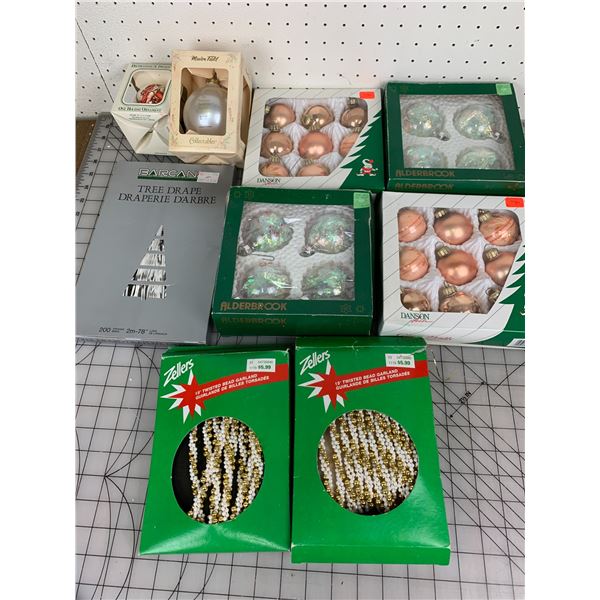 LOT OF VINTAGE CHRISTMAS DECORATIONS IN BOX