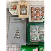 Image 3 : LOT OF VINTAGE CHRISTMAS DECORATIONS IN BOX