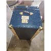 Image 3 : BLUE METAL TRUNK