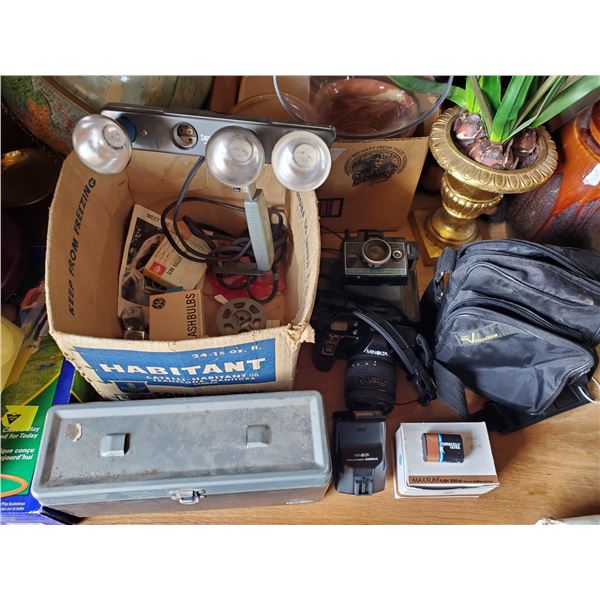 MINOLTA 3000i CAMERA & ACC W/ POLAROID COLORPACK II