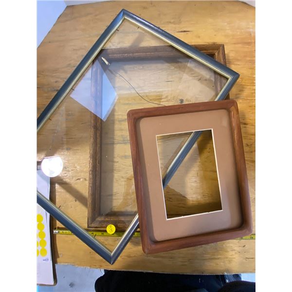 3 frames One has no glass