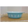 Image 2 : 1 1/2 Quart "Snowflake" Pyrex Casserole Dish