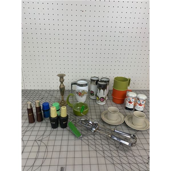 LOT OF VINTAGE AND RETRO KITCHEN RELATED SALT AND PEPPER ETC