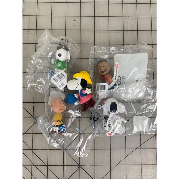 LOT OF CHARLIE BROWN SNOOPY TOYS MADE BY SCHLEICH