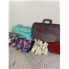 Image 1 : LOT OF PURSES BAGS AND WALL PAPER BOARDER