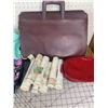 Image 2 : LOT OF PURSES BAGS AND WALL PAPER BOARDER