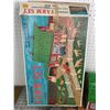 Image 2 : VINTAGE MARX TOYS TIN BARN SET AND BOX