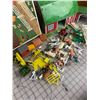 Image 4 : VINTAGE MARX TOYS TIN BARN SET AND BOX