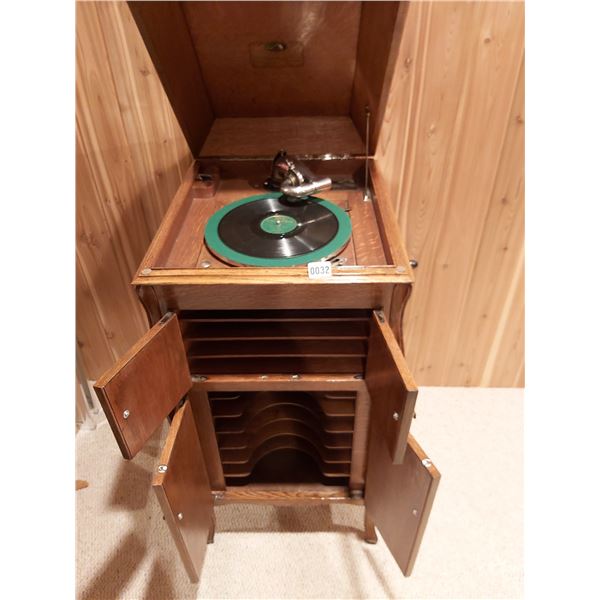 Victor Gram-o-phone VV-90 68481 & 8 Records 41.5"H x 20"W x 21"D
