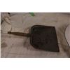 Image 3 : bed pan and metal dust pan