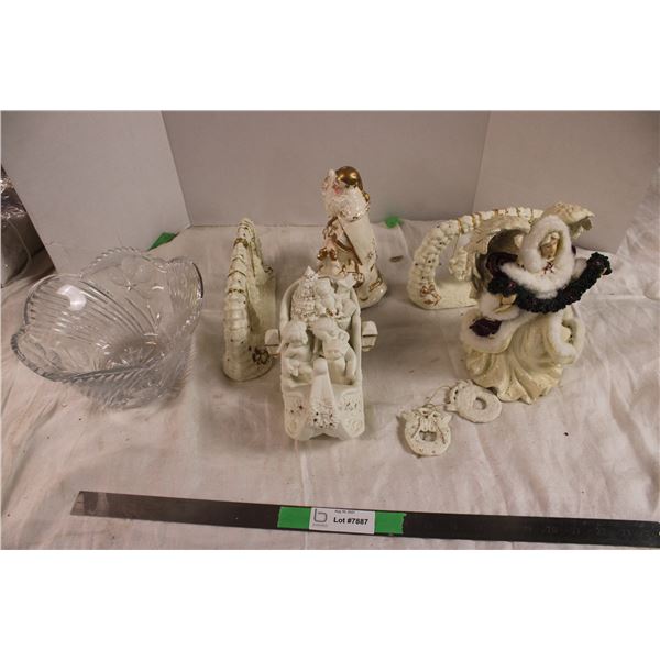 clear glass bowl with christmas figures