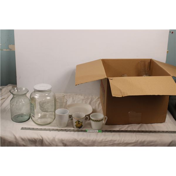 Box of glassware, pickle jars, plastic cups, 1 pyrex cup