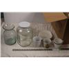 Image 2 : Box of glassware, pickle jars, plastic cups, 1 pyrex cup