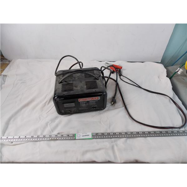 Motomaster 1933 12 volt battery charger (powers on)